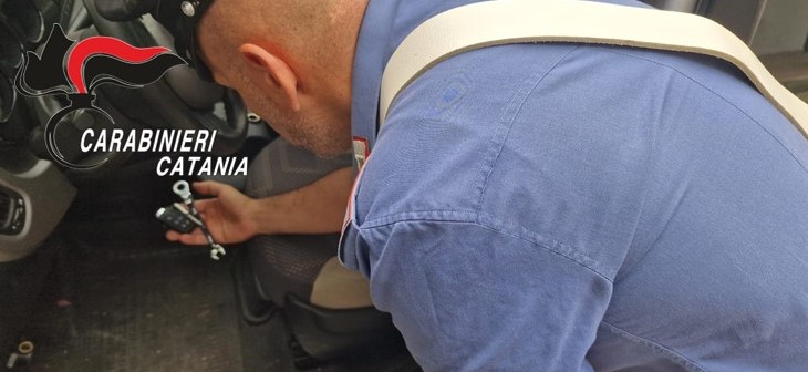 Ladri d’auto in azione “disturbati” dai Carabinieri: due arresti