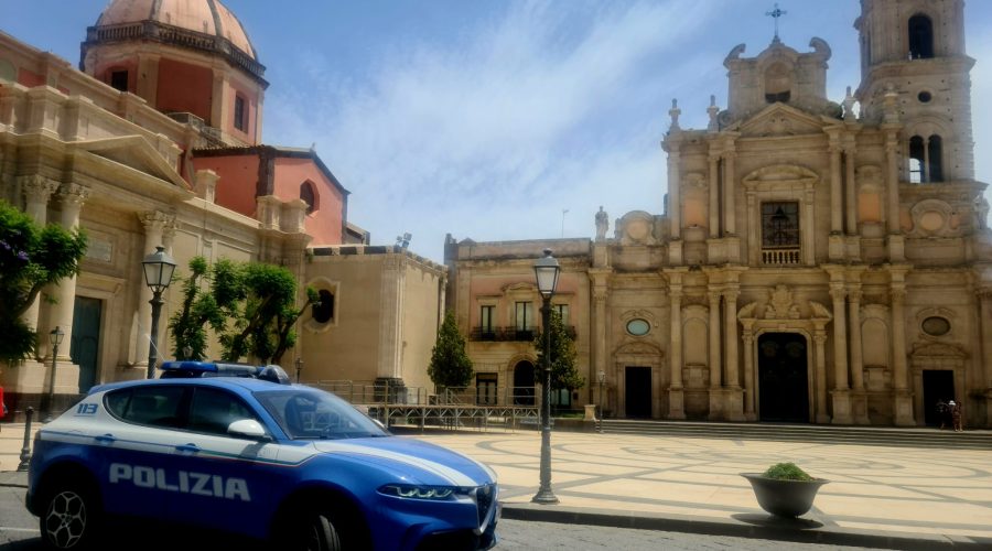 Rubano furgone e poi vanno a rubare scooter ad Acireale: messi in fuga dai poliziotti