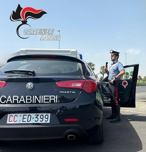 Ubriaco al bar piuttosto che ai domiciliari in casa: si scaglia contro i Carabinieri