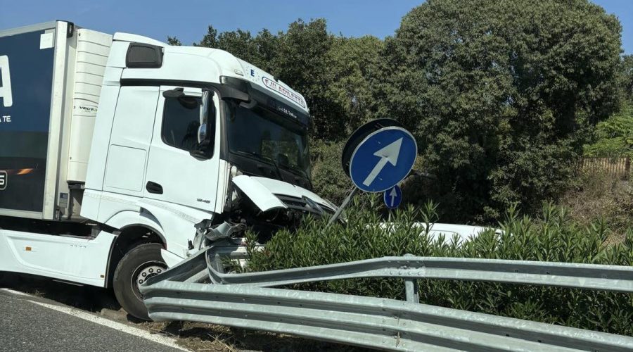 A18, ancora un incidente tra Giarre e Acireale: coinvolto un Tir