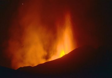 Etna: nuova fontana di lava. Cenere fino a 6.000 metri e cade su Viagrande e Aci Castello