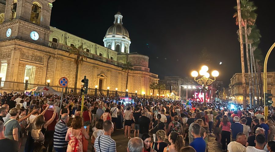 Arisa incanta Giarre: folla straripante in piazza Duomo VD