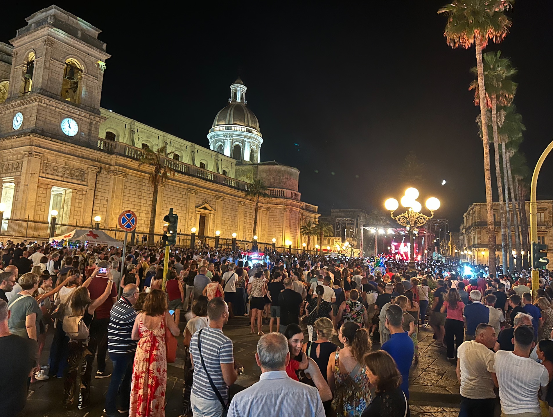 Arisa incanta Giarre: folla straripante in piazza Duomo VD