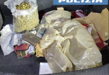 Un chilo di marijuana nel cofano dell'auto: arrestato