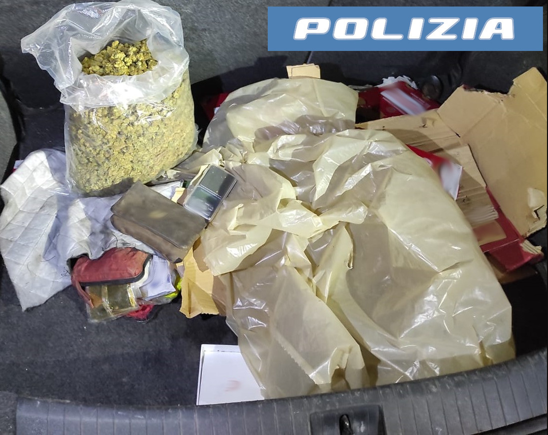 Un chilo di marijuana nel cofano dell’auto: arrestato