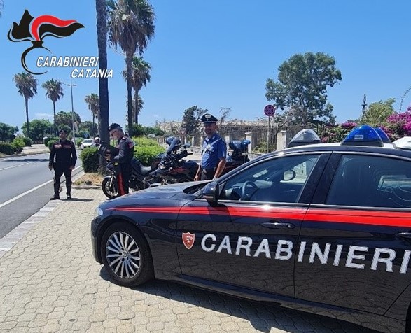 Volevano rubare l’auto di un bagnante. Arrestati dai Carabinieri