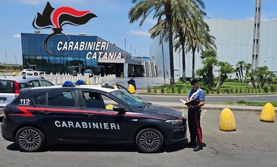 Acciuffati nei parcheggi dopo il furto in un negozio di abbigliamento: arrestati dai Carabinieri 2 giovani