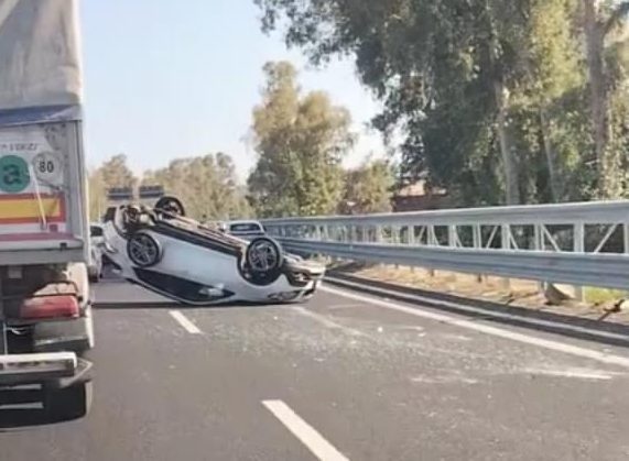 Acireale, auto si ribalta sulla A18