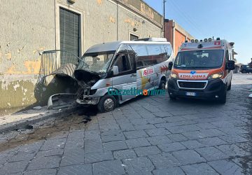 Santa Venerina, minibus si schianta contro un muro: 16 feriti VIDEO