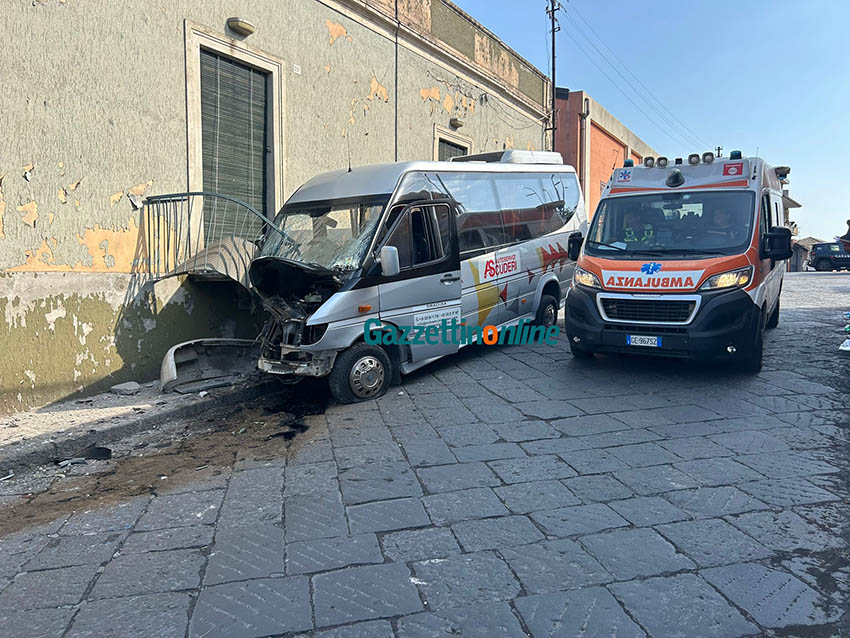 Santa Venerina, minibus si schianta contro un muro: 16 feriti VIDEO