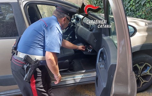 Beccato con la droga in auto e a casa: arrestato