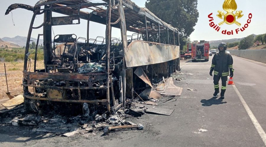 Vigili del Fuoco intervengono per l’incendio di un bus di linea