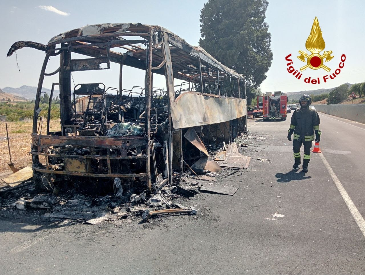 Vigili del Fuoco intervengono per l’incendio di un bus di linea