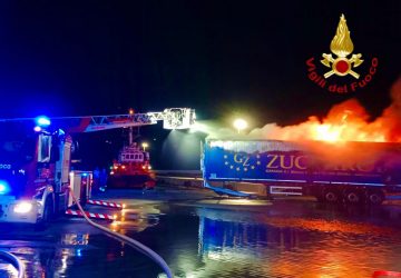 Divampa incendio al porto, le fiamme attaccano un container