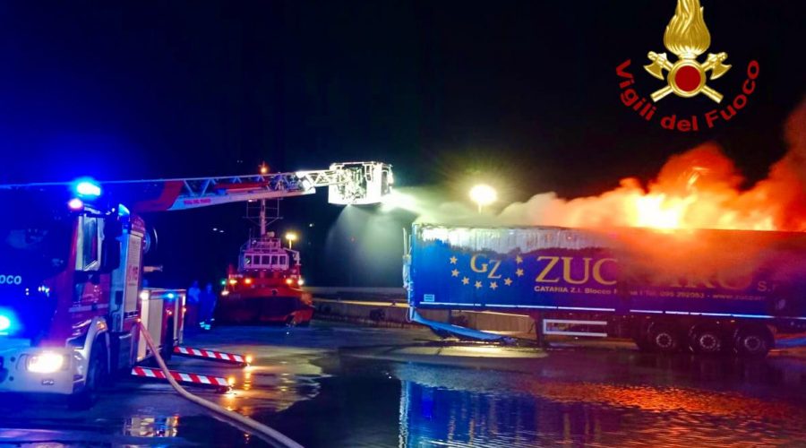 Divampa incendio al porto, le fiamme attaccano un container