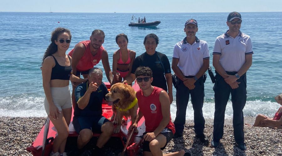 Mascali, al lido Marguerita dimostrazione di salvataggio in mare del cane soccorritore Aron