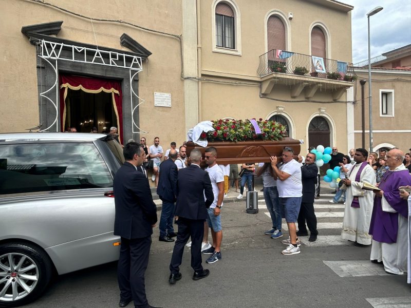 Mascali, l’ultimo saluto ad Antonio Raciti nella gremita chiesa di S.Antonino VD