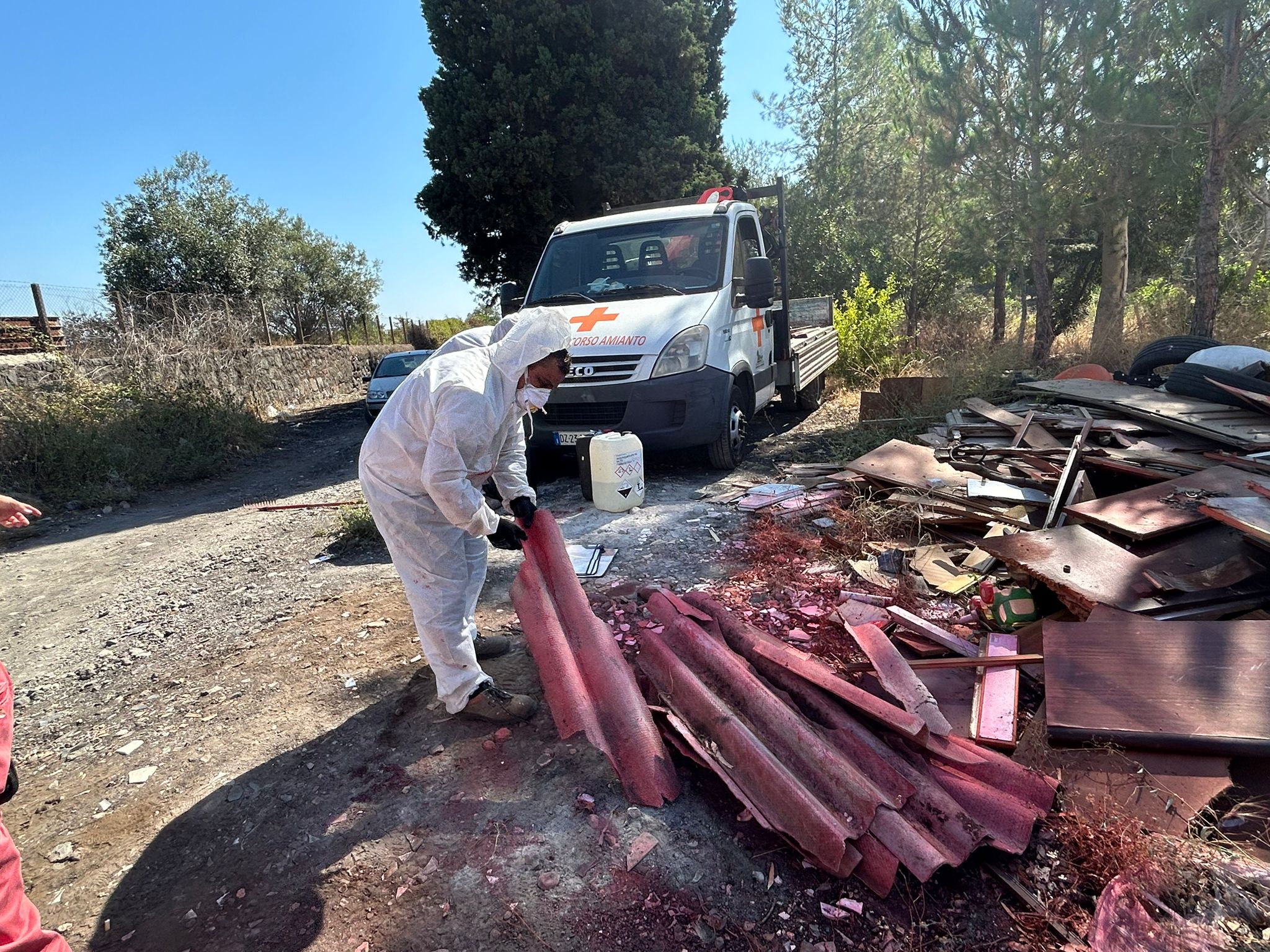 Giarre, nel torrente Macchia partita la bonifica dell’amianto. Rimossi 5mila chili di materiali nocivi