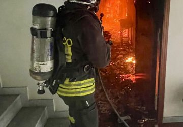 I Vigili del Fuoco intervengono per un incendio in un'abitazione ad Aci Sant'Antonio