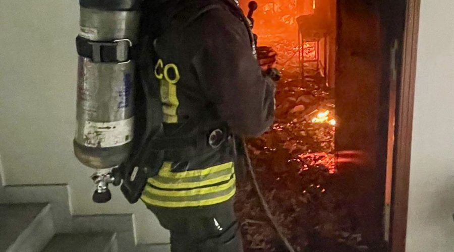 I Vigili del Fuoco intervengono per un incendio in un’abitazione ad Aci Sant’Antonio