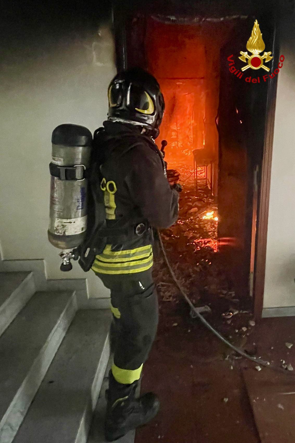 I Vigili del Fuoco intervengono per un incendio in un’abitazione ad Aci Sant’Antonio