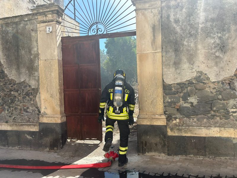 Riposto, divampa incendio nel cortile di una abitazione. Lungo intervento dei Vigili del fuoco VD