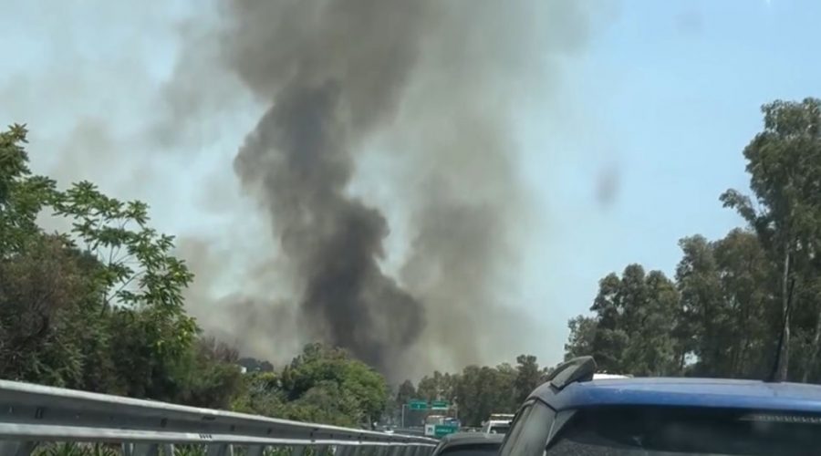 A18, divampa incendio in autostrada tra Acireale e Giarre. Paralisi della circolazione