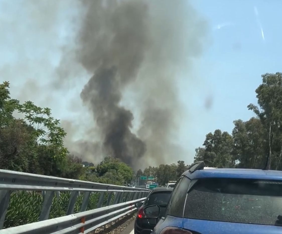 A18, divampa incendio in autostrada tra Acireale e Giarre. Paralisi della circolazione