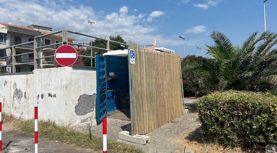 Riposto, dopo le proteste dei bagnanti spostati i wc chimici davanti le spiagge