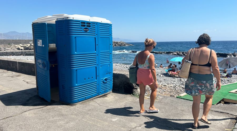 Riposto i bagni chimici in spiaggia sotto accusa: “indecorosi”. L’assessore D’Urso: “Abbiamo sollecitato la ditta”