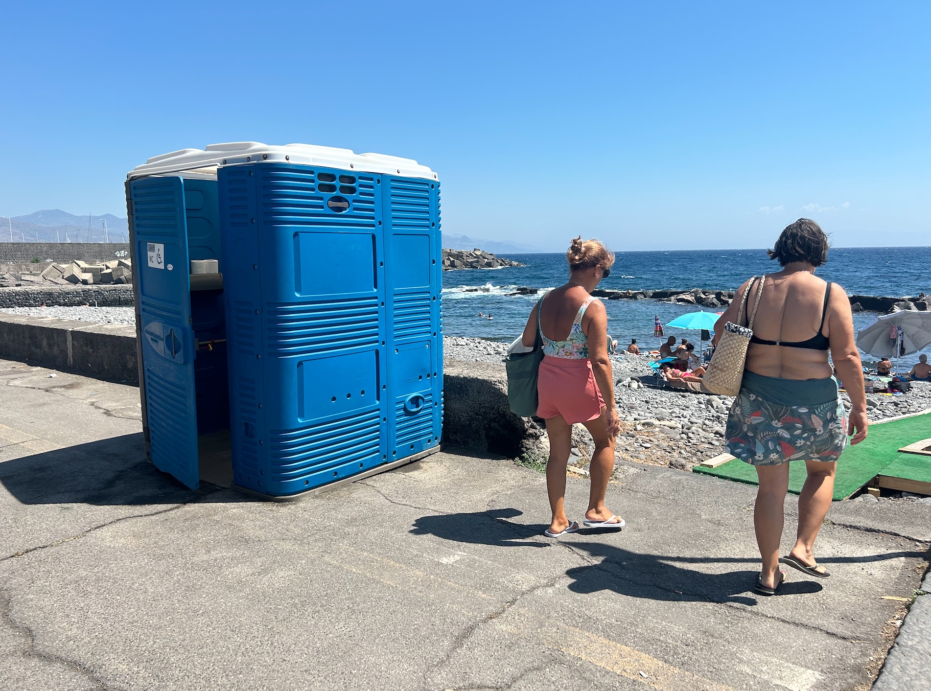 Riposto i bagni chimici in spiaggia sotto accusa: “indecorosi”. L’assessore D’Urso: “Abbiamo sollecitato la ditta”