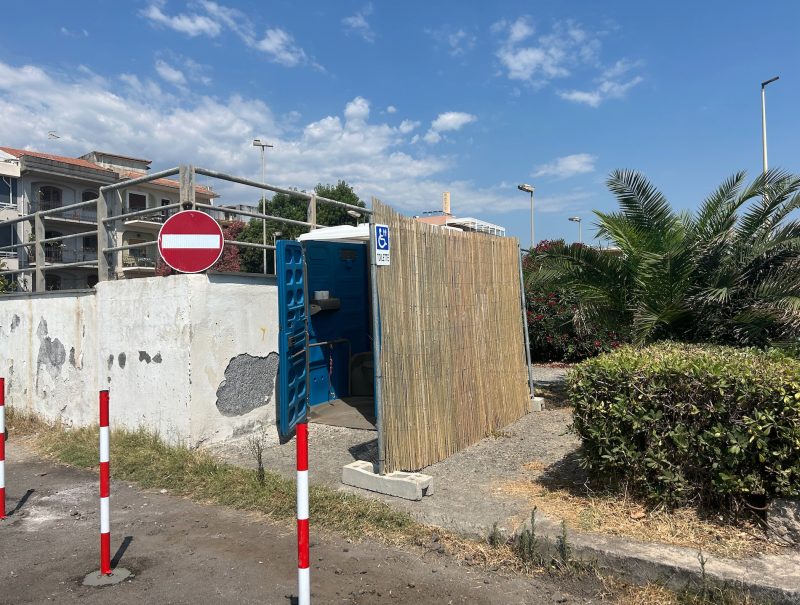 Riposto, dopo le proteste dei bagnanti spostati i wc chimici davanti le spiagge