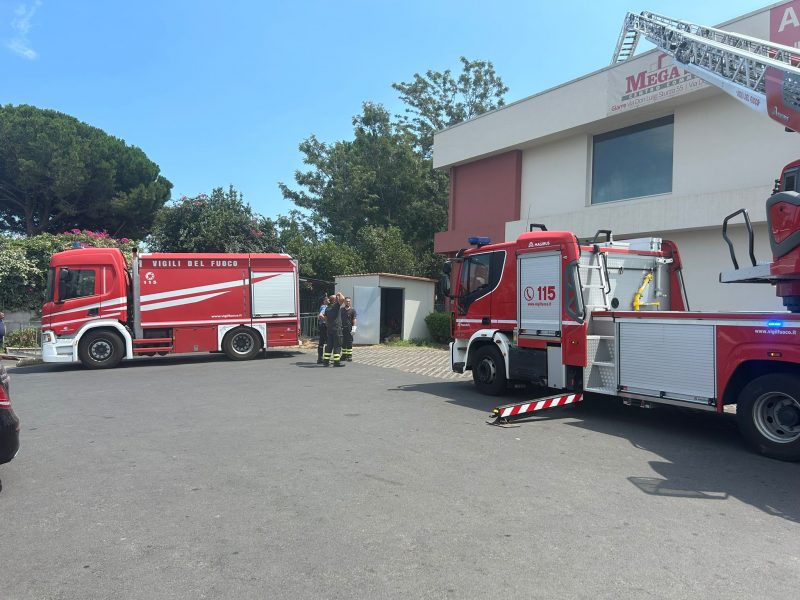 Giarre, incendio presso il centro commerciale Megashop. Ingenti i danni