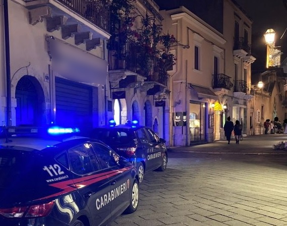 Controlli dei Carabinieri nel Taorminese: 3 denunce e 4 giovani segnalati quali assuntori di droghe. Chiuso un ristorante