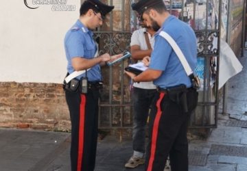 Apre le porte di casa a 2 connazionali, ma loro lo buttano fuori