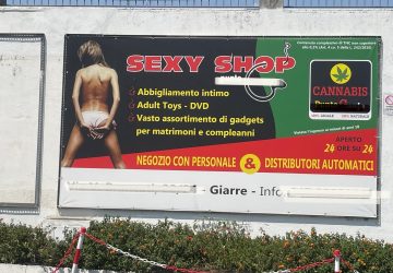 Giarre, la Cgil il cartello del sexy shop ritenuto "offensivo e lesivo della dignità della donna"