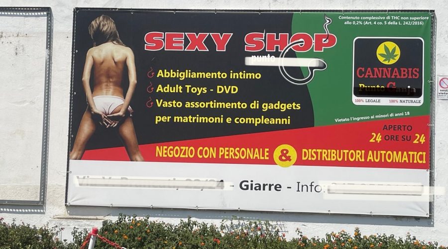 Giarre, la Cgil il cartello del sexy shop ritenuto “offensivo e lesivo della dignità della donna”