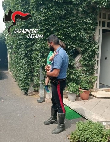 Incendio sfiora una villetta: i Carabinieri mettono in salvo nonni e nipotino