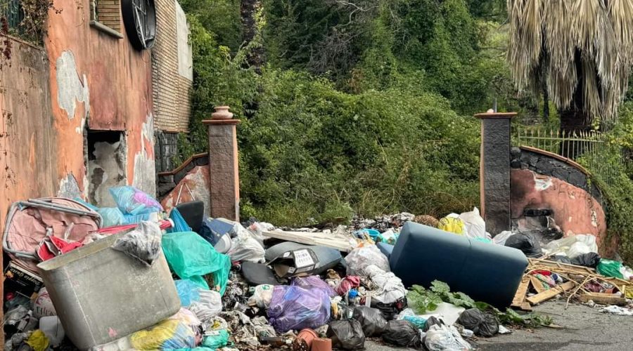 La discarica “eterna” della provinciale Nunziata-Puntalazzo esaspera i residenti