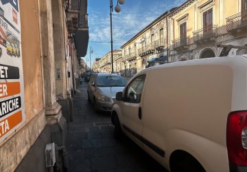 Giarre, quel marciapiede di via Callipoli occupato perennemente dalle auto