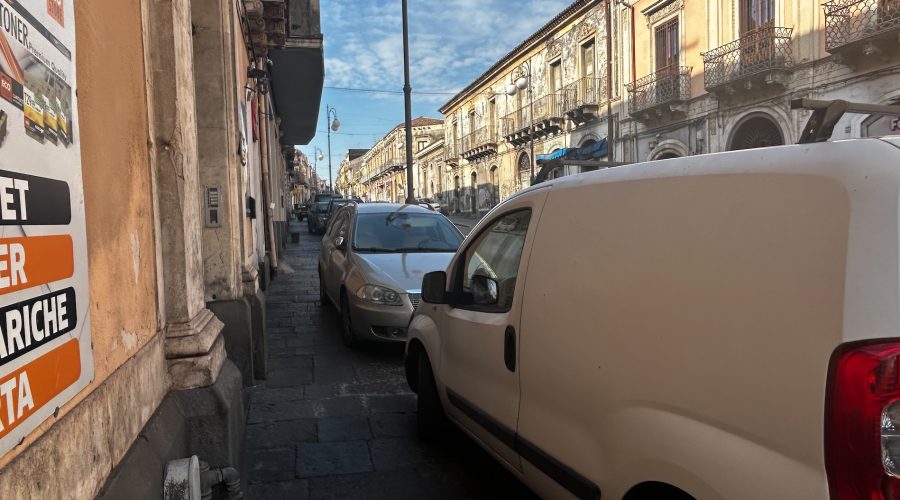 Giarre, quel marciapiede di via Callipoli occupato perennemente dalle auto