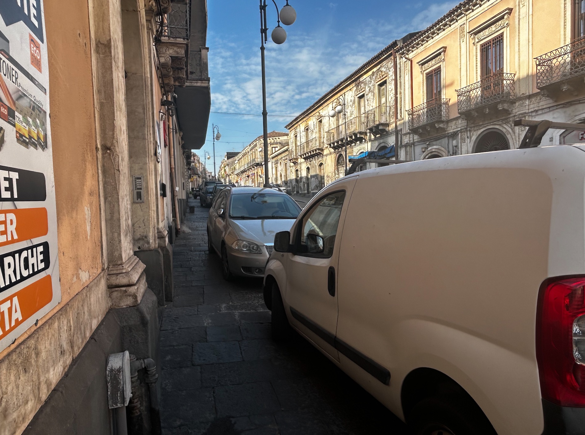 Giarre, quel marciapiede di via Callipoli occupato perennemente dalle auto