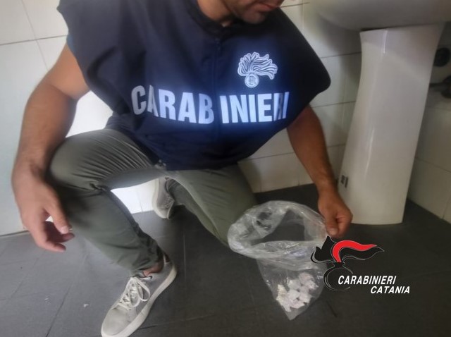 Consegna la droga in sella al motorino elettrico: arrestata coppia di coniugi