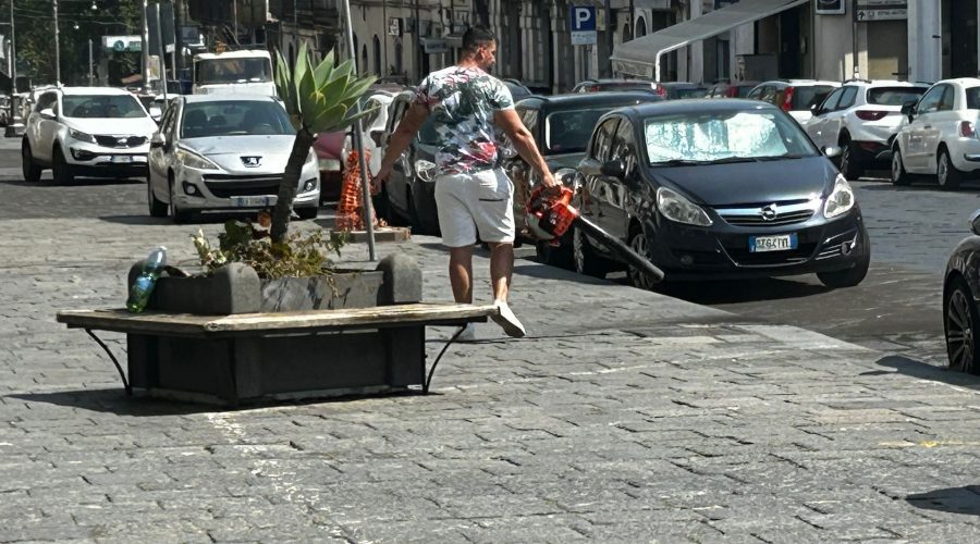 Giarre, pulizia cenere, a rilento le operazioni in centro