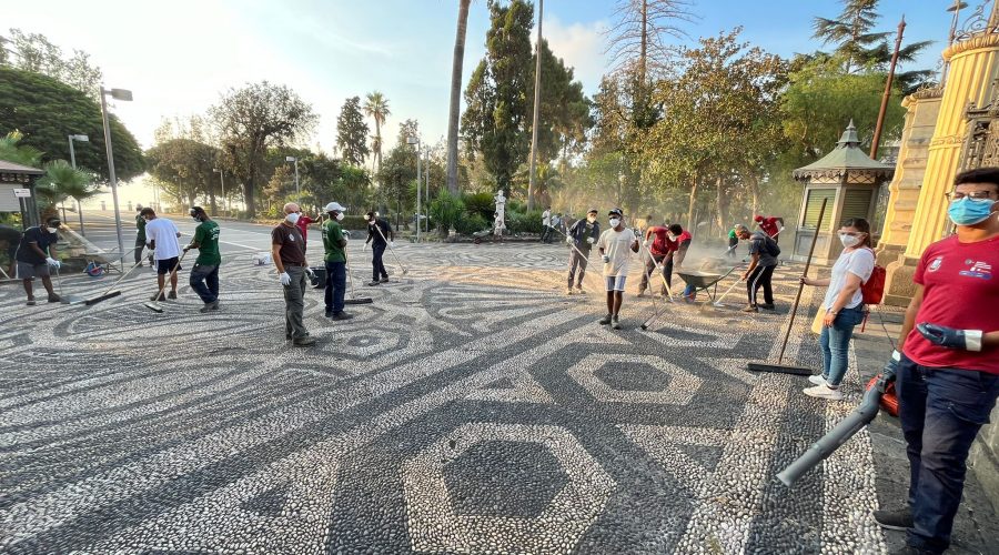 Acireale, villa Belvedere ripulita dalla cenere: 30 migranti a lavoro dall’alba