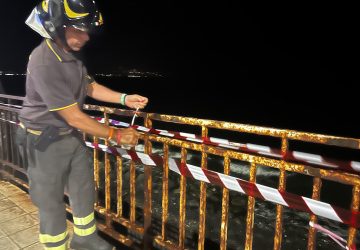 Riposto, ringhiera pericolante sul lungomare di Torre. Intervento dei Vvff