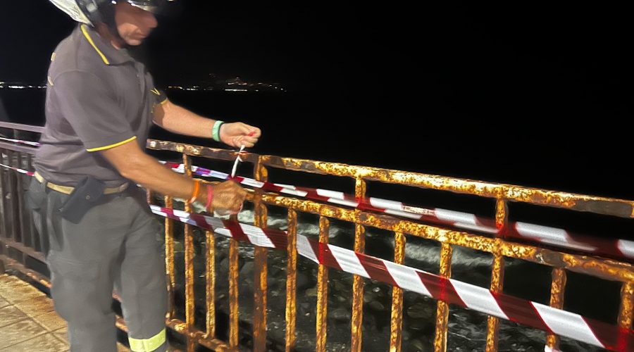 Riposto, ringhiera pericolante sul lungomare di Torre. Intervento dei Vvff