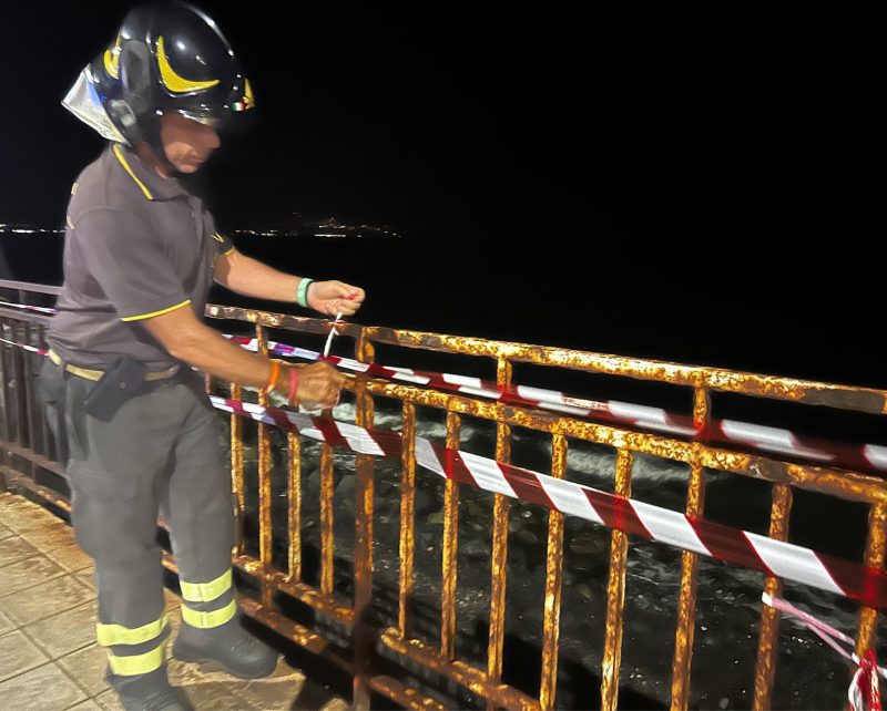 Riposto, ringhiera pericolante sul lungomare di Torre. Intervento dei Vvff