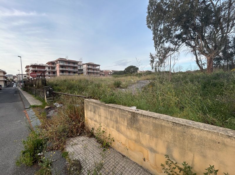 Giarre, allarme incendi: una “polveriera” l’area di via Mascagni