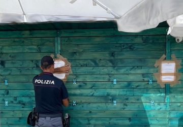 Continua a mantenere aperto il chiosco-bar nonostante il provvedimento di chiusura: denunciato